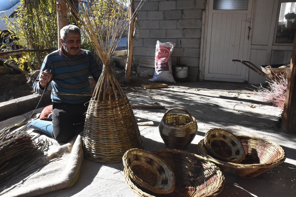 Bitlis'te 40 yıldır söğüt dallarını sepete dönüştürüyor
