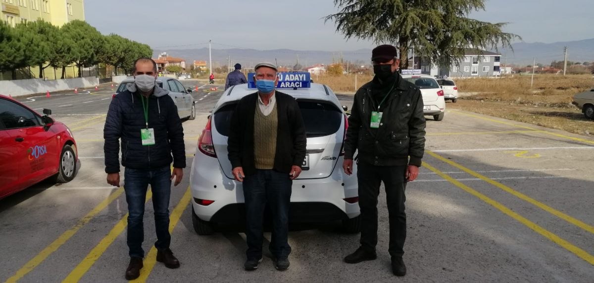 Balıkesir'de vatandaş, 75 yaşında ehliyet sahibi oldu