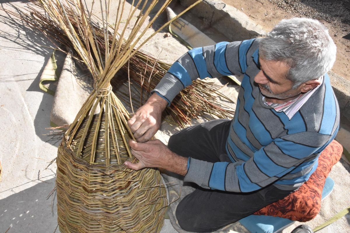 Bitlis'te 40 yıldır söğüt dallarını sepete dönüştürüyor