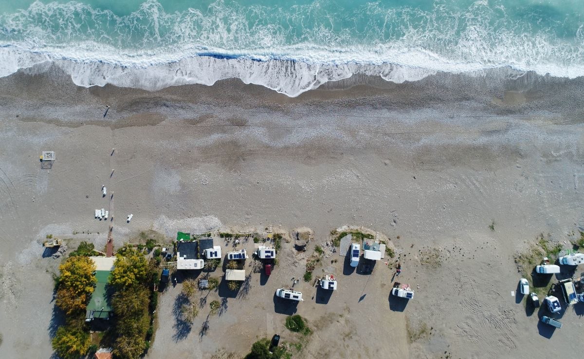 Antalya'da karavanla, beş yıldızlı otellerin yanında kalıyorlar