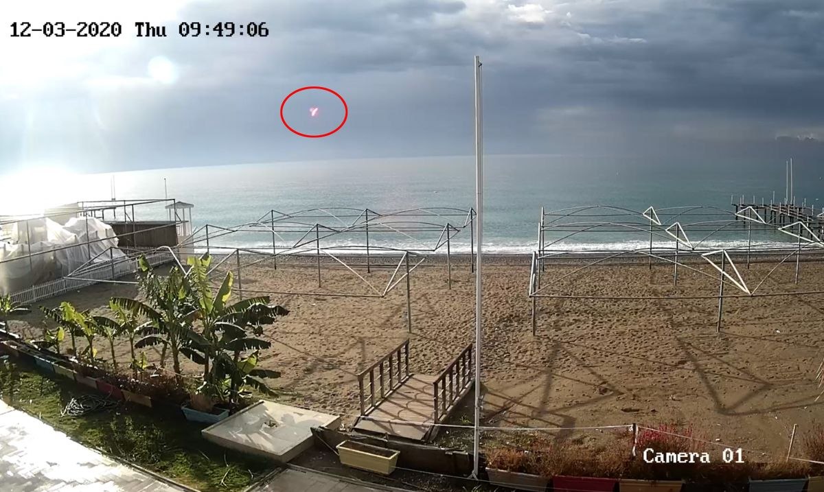 Antalya'da güvenlik kamerasına yansıyan garip cisim