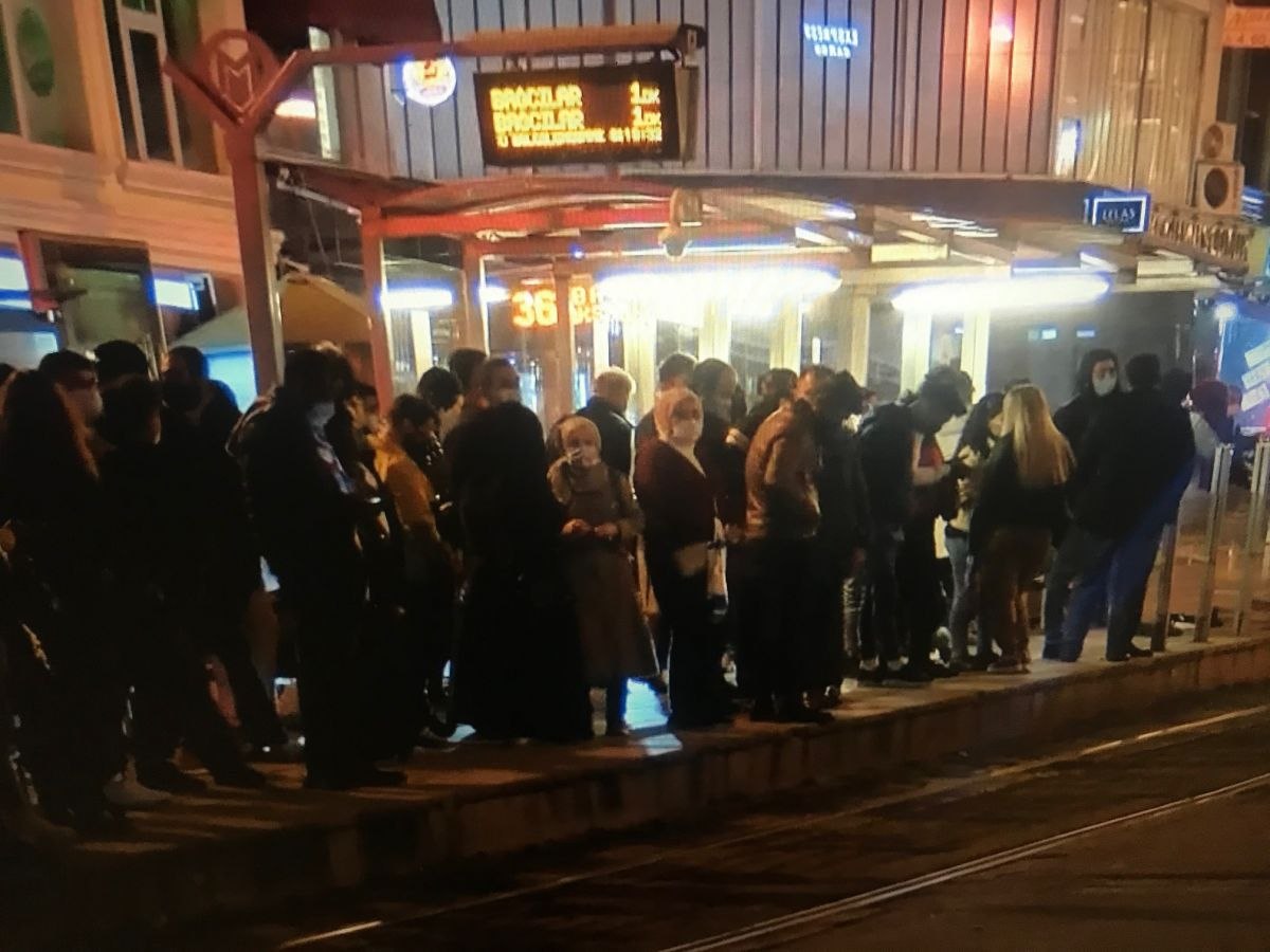 İstanbul'da tramvaylarda salgın döneminde endişelendiren kalabalık