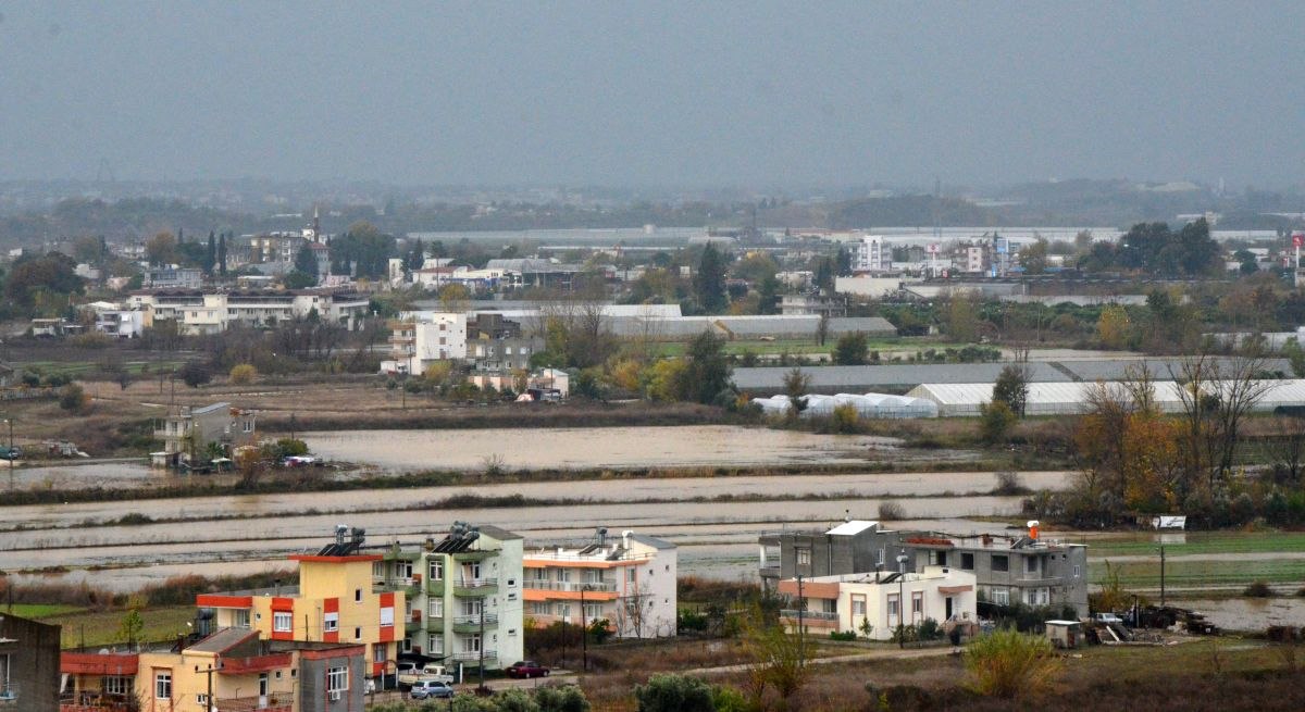 Antalya'da sağanak yağış, su baskınına neden oldu