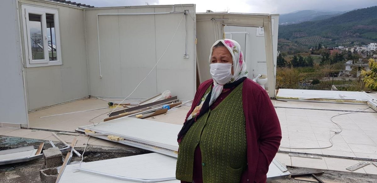 Hatay'da prefabrik evinin çatısı uçan anne, yardım bekliyor
