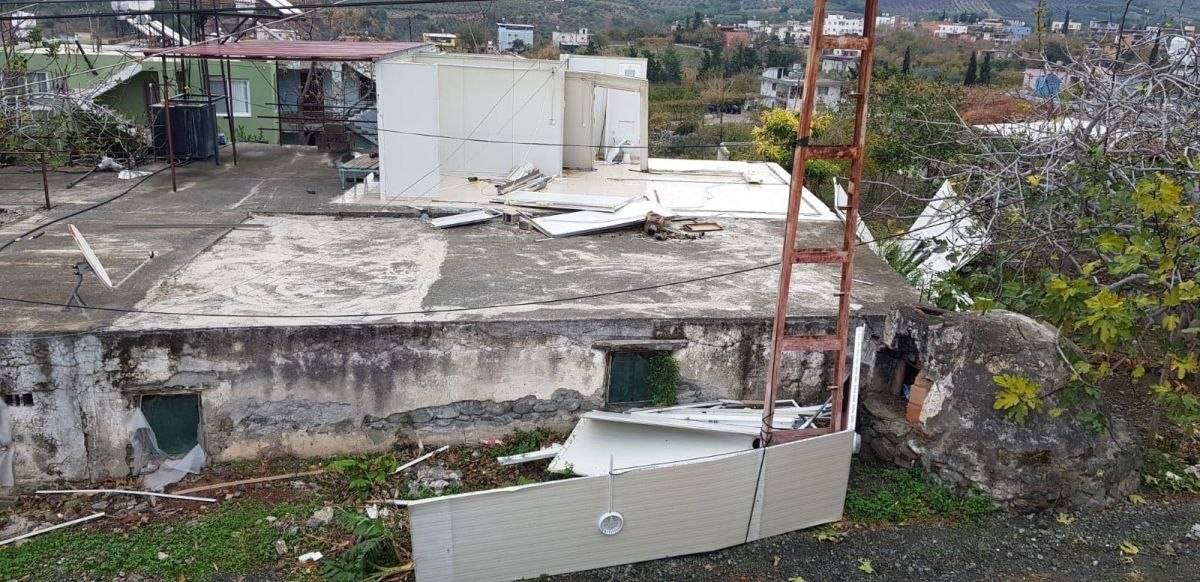 Hatay'da prefabrik evinin çatısı uçan anne, yardım bekliyor