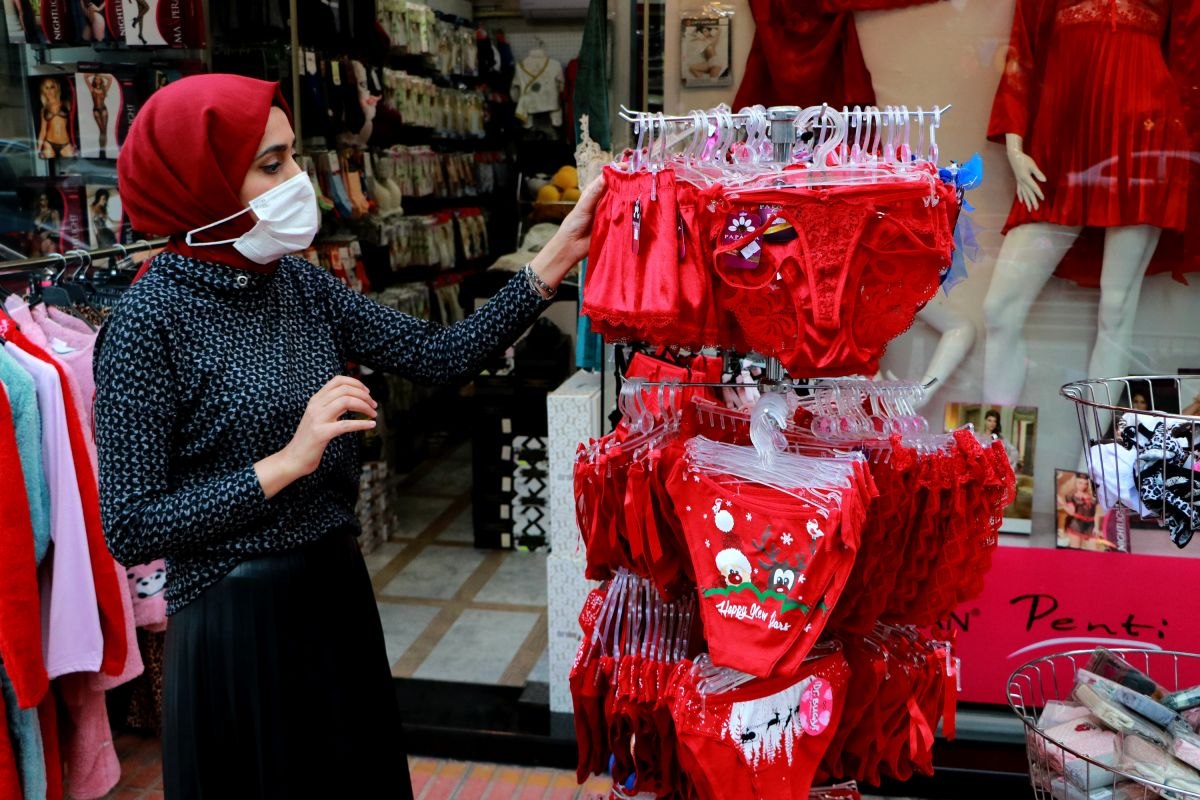 Yeni yıl öncesi kırmızı iç çamaşırı satışı arttı