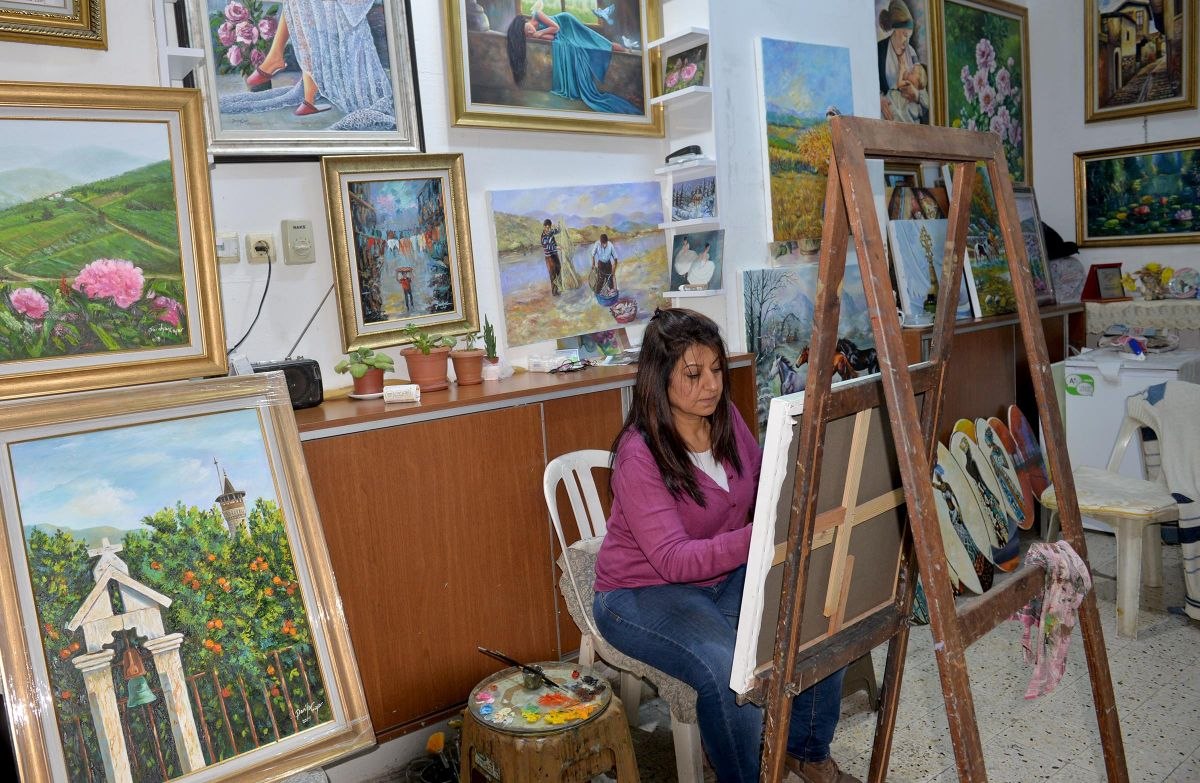 Hataylı ressam, 'spatula' ile resim yapıyor