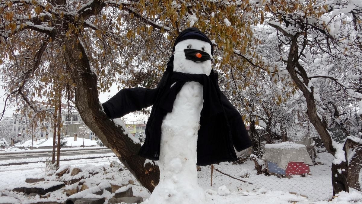 Van'da kardan adama maske taktılar