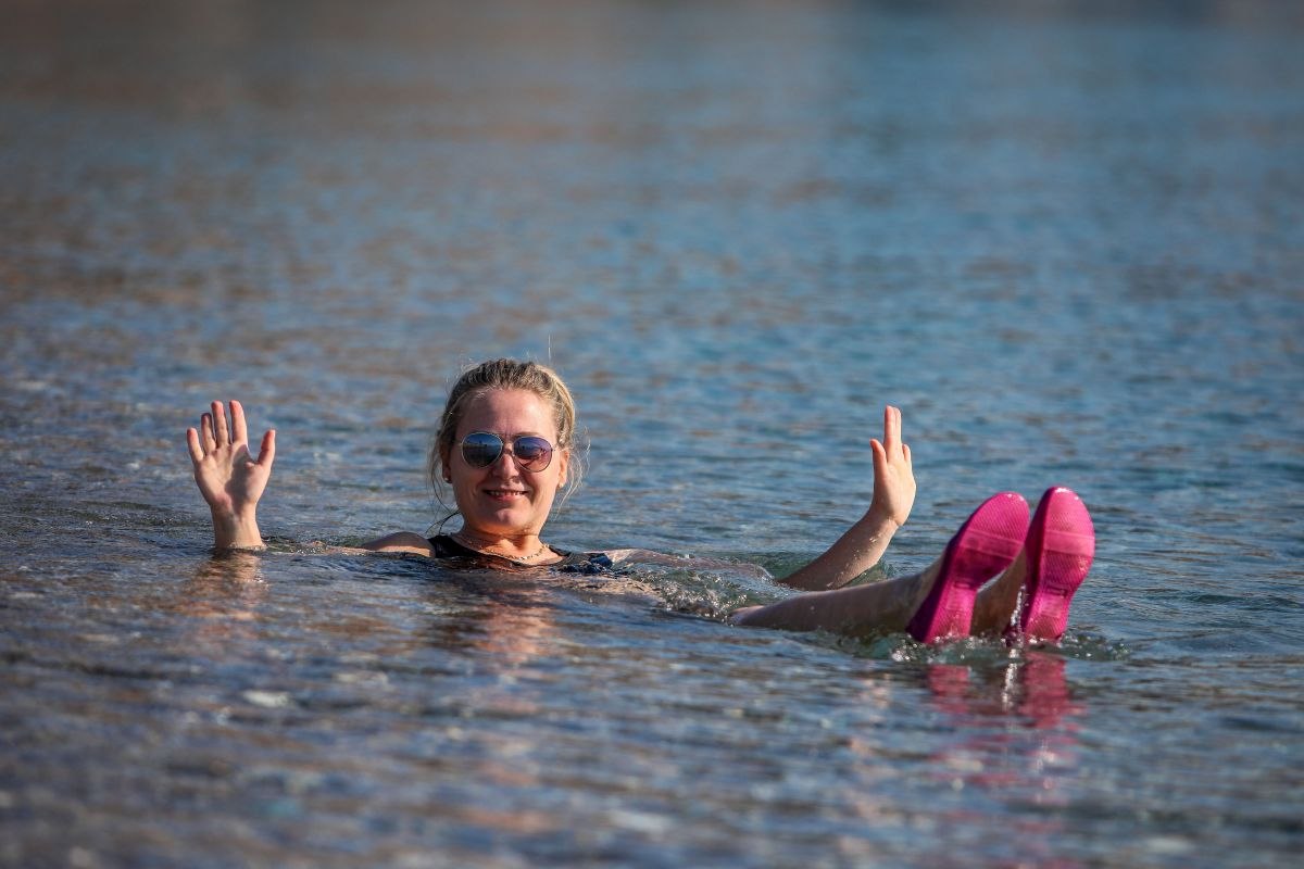 Antalya'da turistler denize girdi