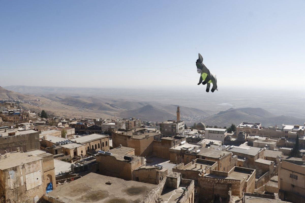 Mardin'de 'kadrolu eşek' uçurtması uçurdular