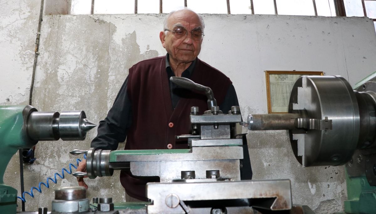Burdur'da makine sesiyle ruhunu dinlendiriyor