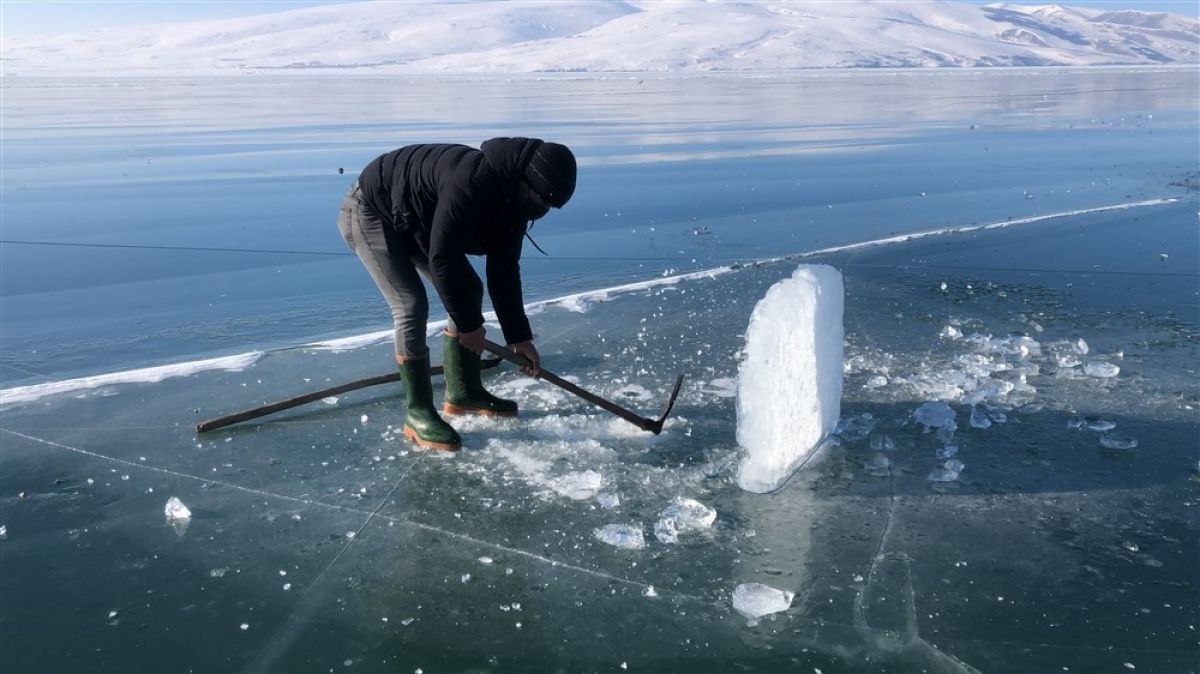 Kars'taki Çıldır Gölü'nde Eskimo usulü balık avı