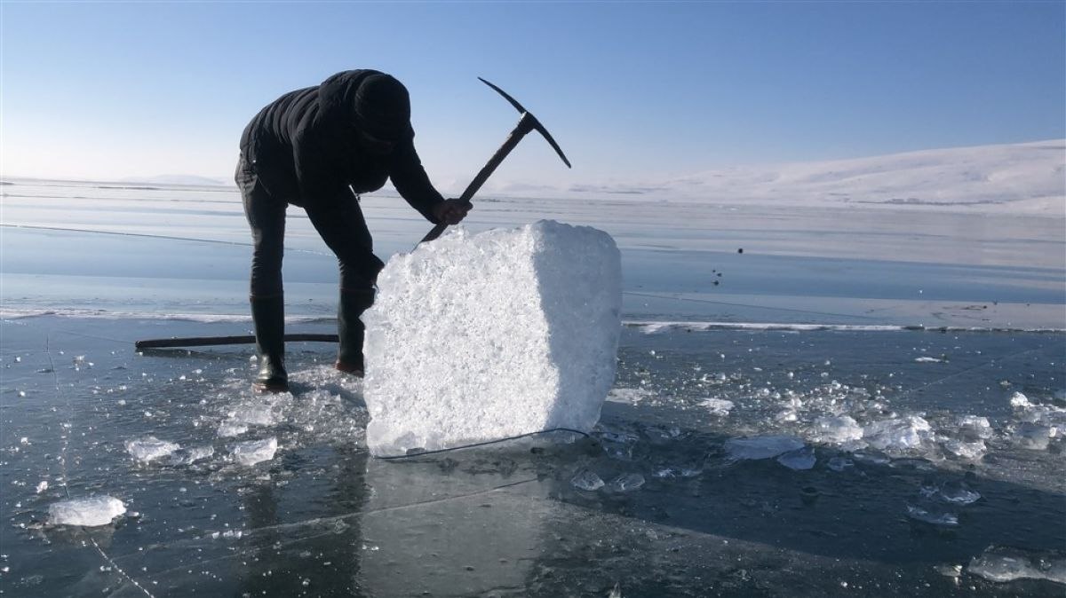 Kars'taki Çıldır Gölü'nde Eskimo usulü balık avı