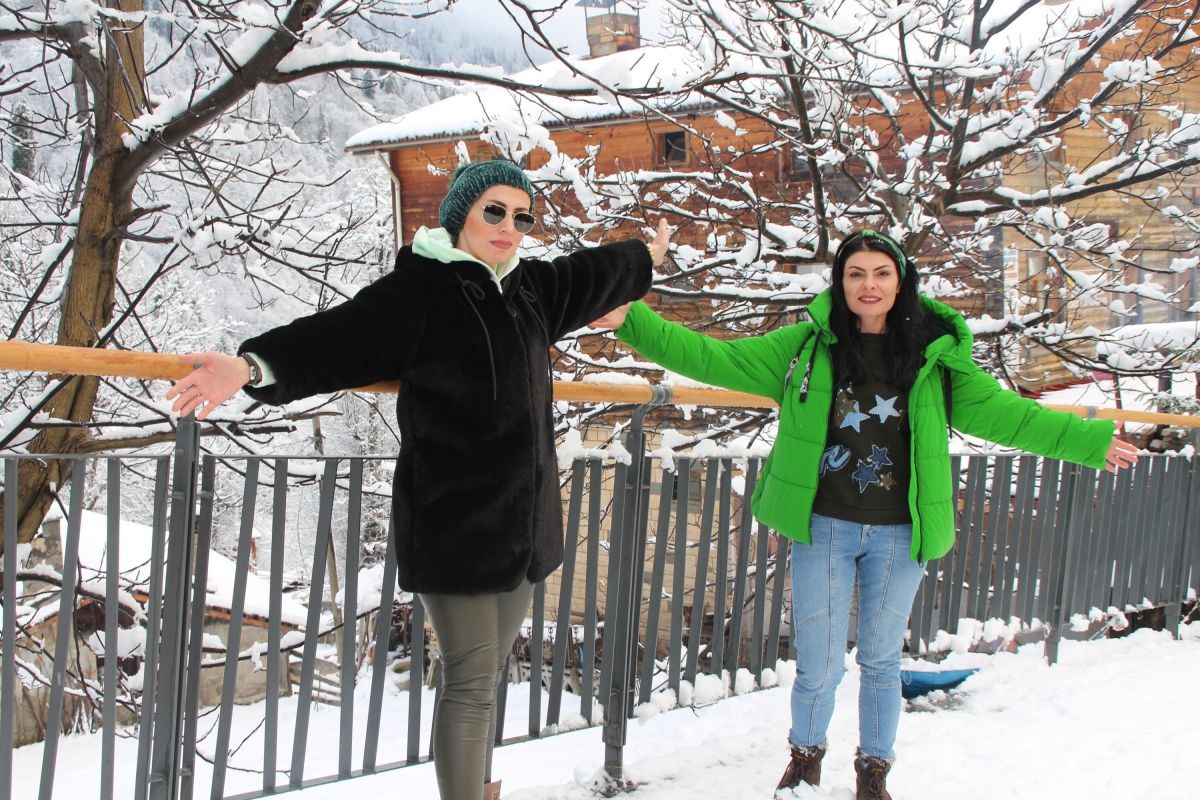 Ayder Yaylası'na yağan karın keyfini, tatilciler sürdü
