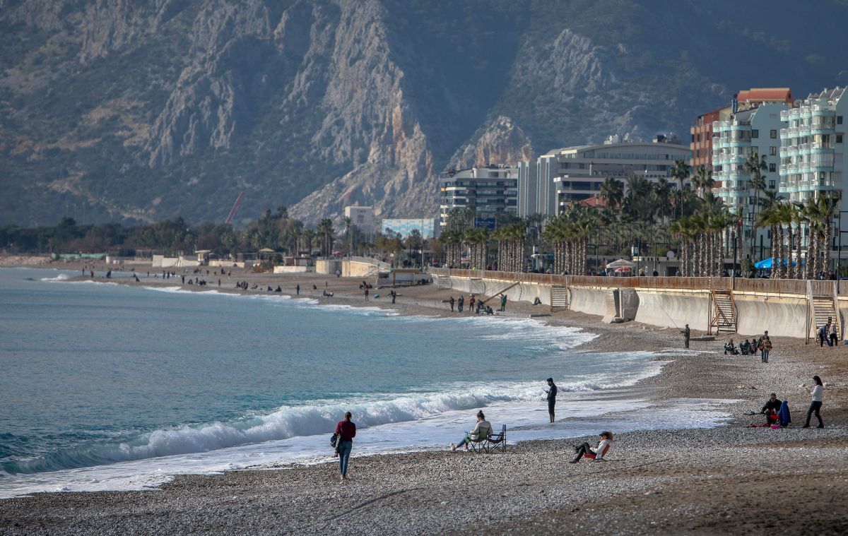 Yurt genelindeki karlı hava, Antalya'da deniz keyfini etkilemedi