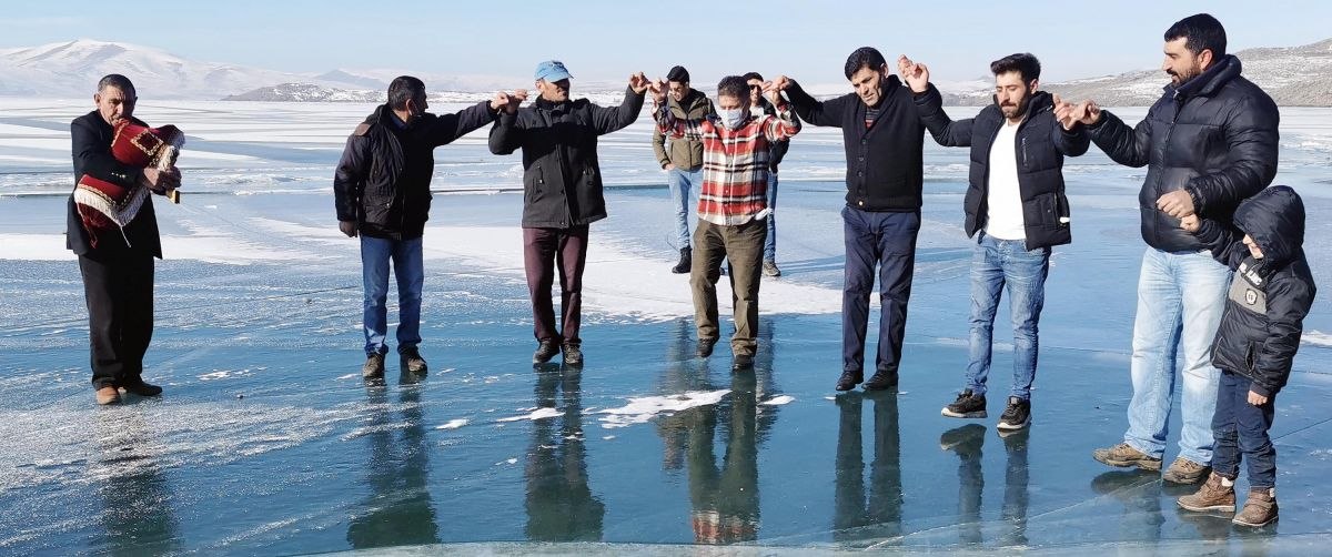 Donan Çıldır Gölü'nde tulum çalıp, halay çektiler