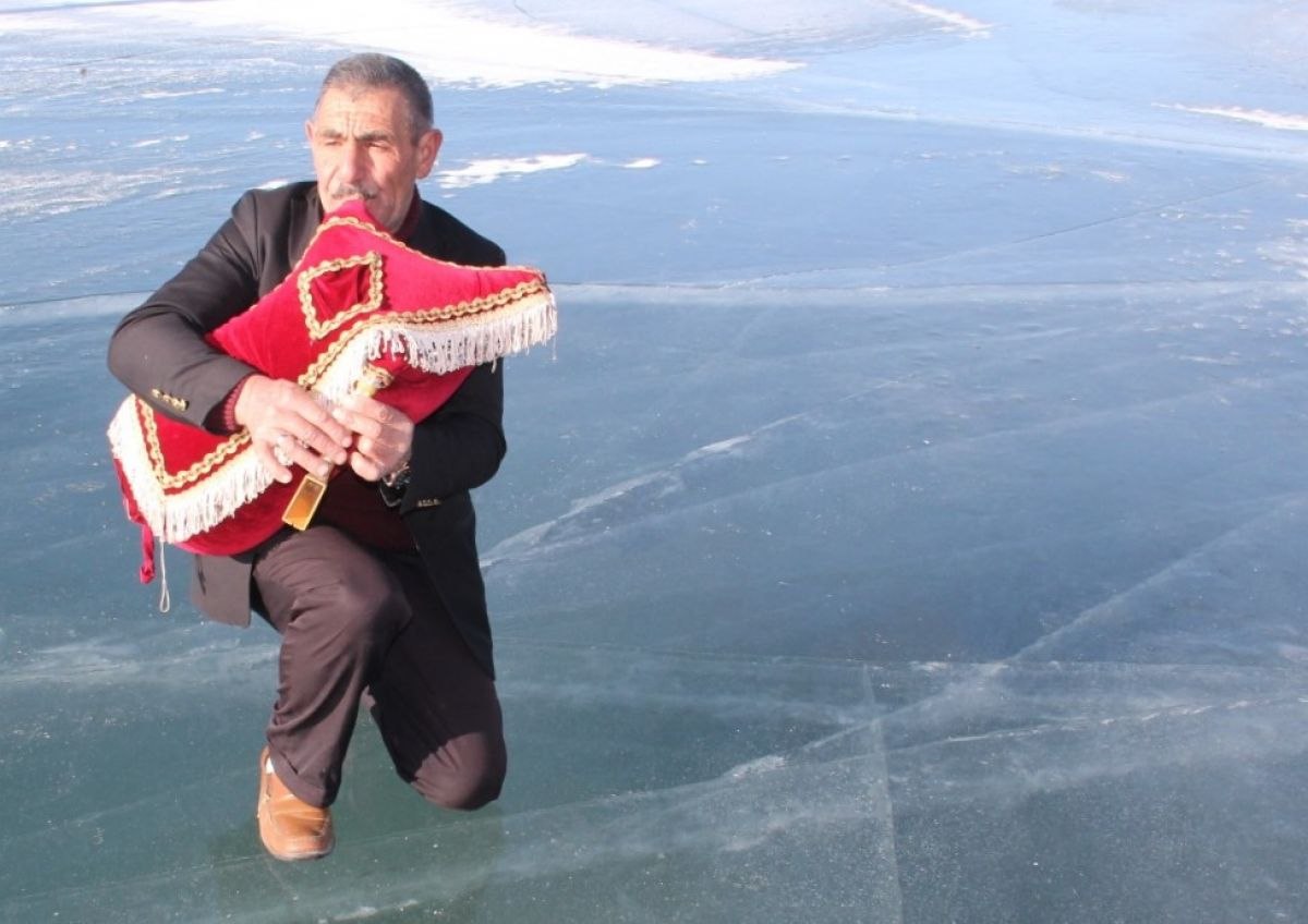 Donan Çıldır Gölü'nde tulum çalıp, halay çektiler
