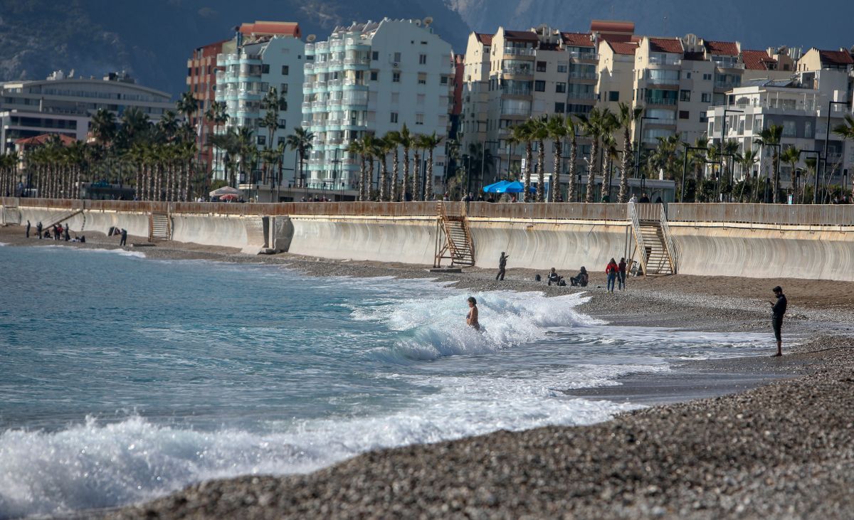 Yurt genelindeki karlı hava, Antalya'da deniz keyfini etkilemedi