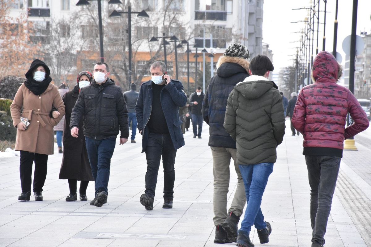 Sivas'ta kısıtlama sonrası sokaklar doldu