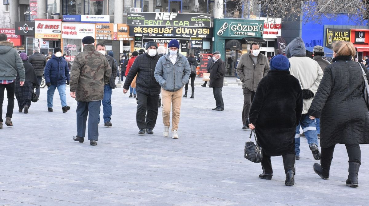 Sivas'ta kısıtlama sonrası sokaklar doldu