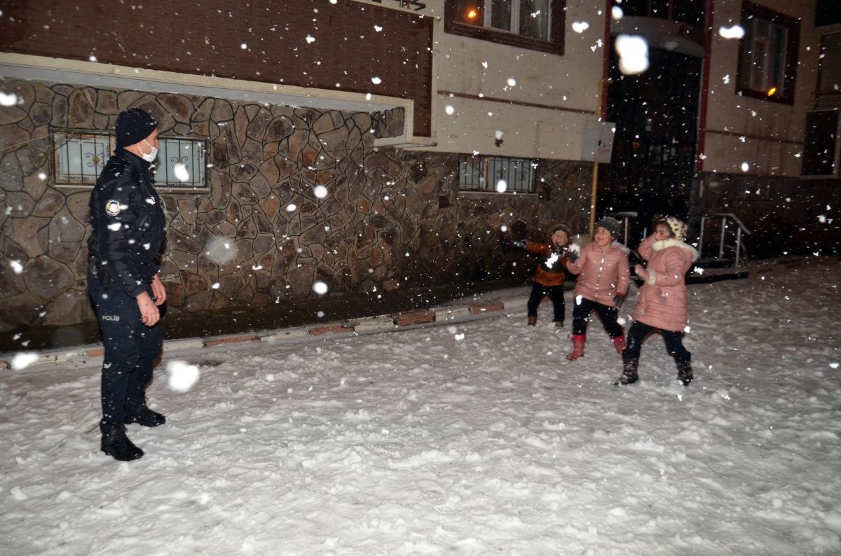Muş'ta polis, çocuklarla kar topu oynadı