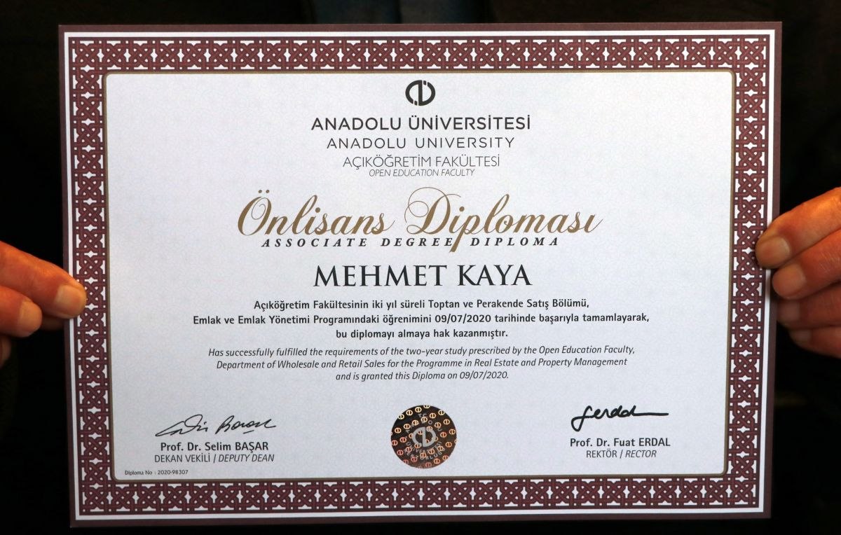 Burdur'da 72 yaşında 3'üncü üniversitesini bitirdi