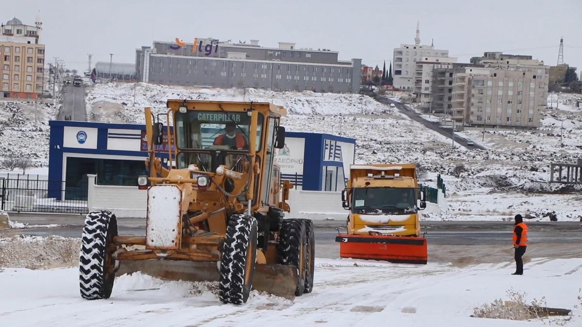 Şanlıurfa’da yolları açan ekipler, kar topu oynadı