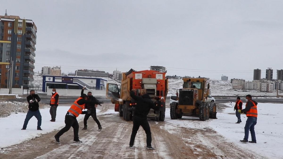 Şanlıurfa’da yolları açan ekipler, kar topu oynadı