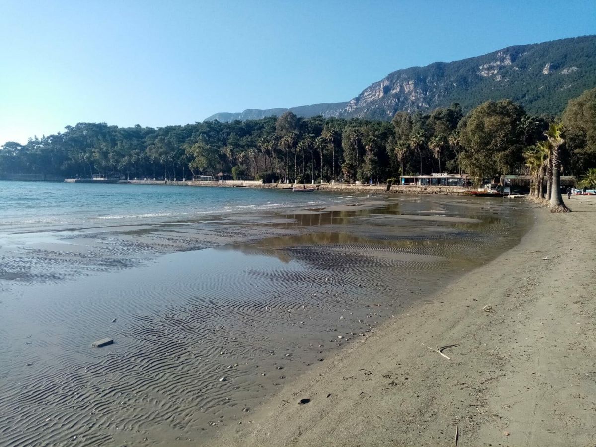 Akyaka'da deniz çekildi