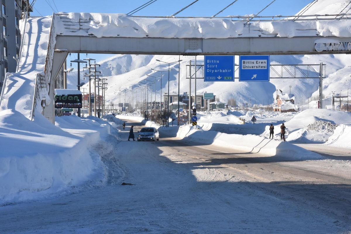 Bitlis merkezde kar kalınlığı, 2 metreye ulaştı