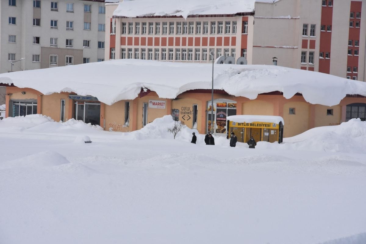 Bitlis merkezde kar kalınlığı, 2 metreye ulaştı
