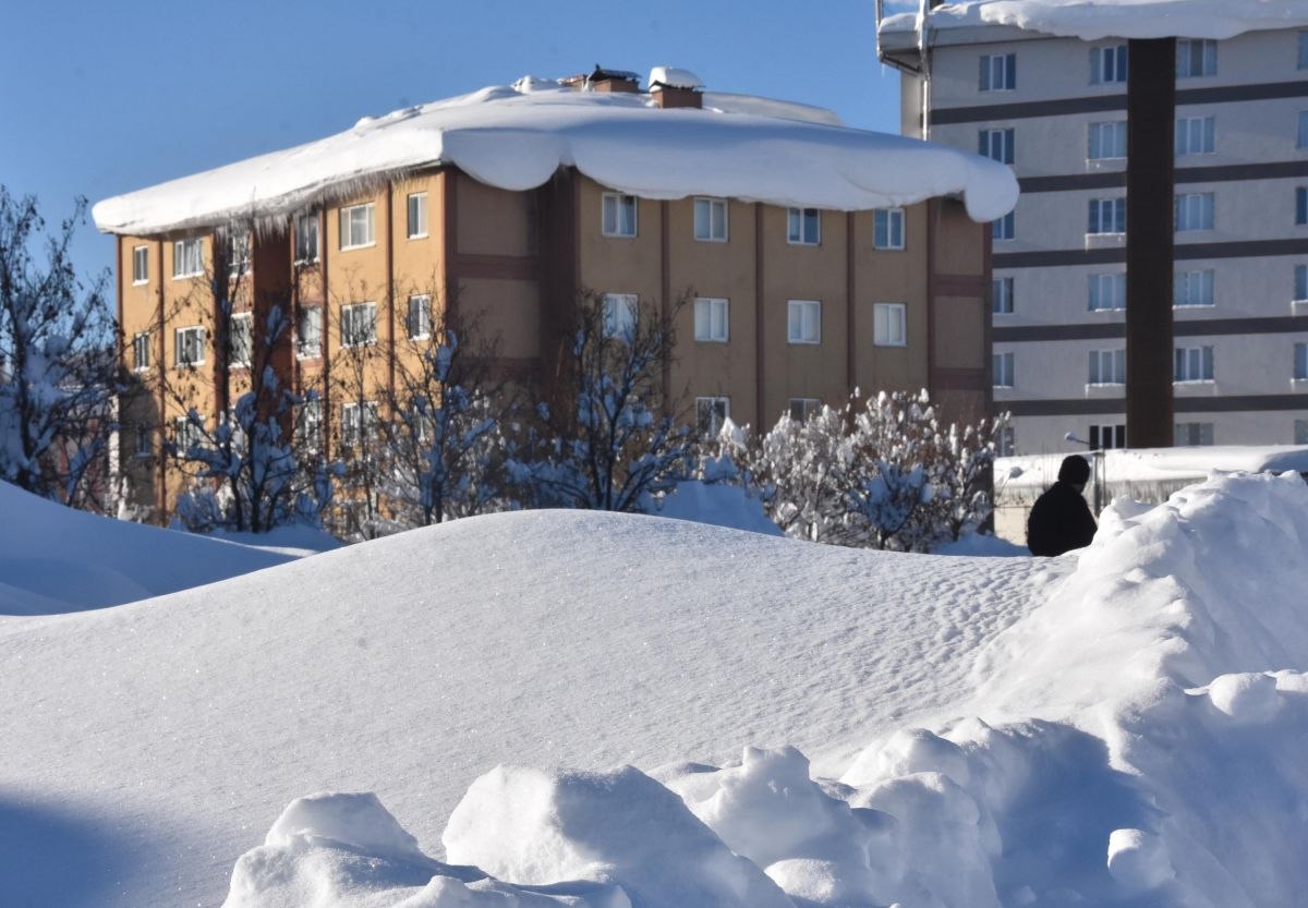 Bitlis merkezde kar kalınlığı, 2 metreye ulaştı