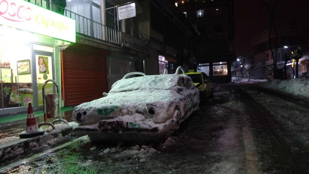 Şemdinli'de esnaf yağan karı sanata dönüştürdü