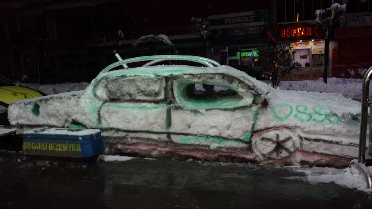 Şemdinli'de esnaf yağan karı sanata dönüştürdü
