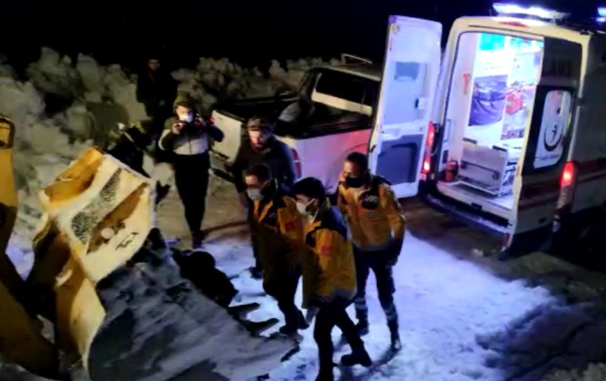Şırnak'ta hastalanan kadın, iş makinesi kepçesinde taşındı