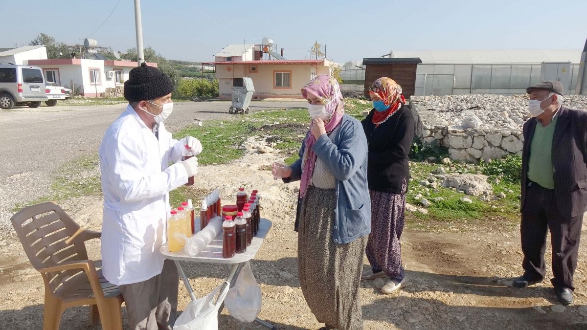 Mersinli çiftçinin evinin önünde 'şifa' kuyruğu