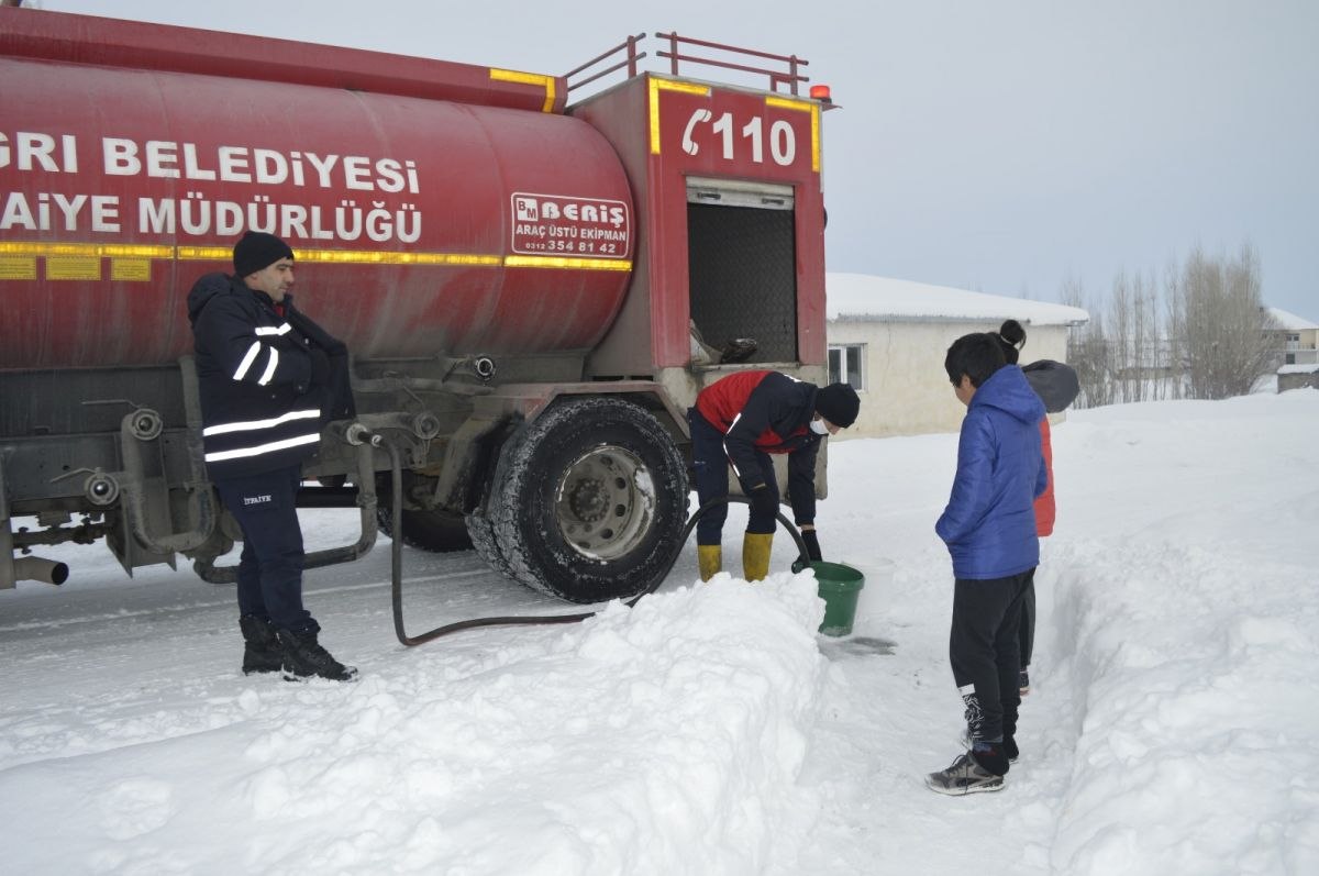 Ağrı'da soğuktan suları donan vatandaşlara itfaiye desteği