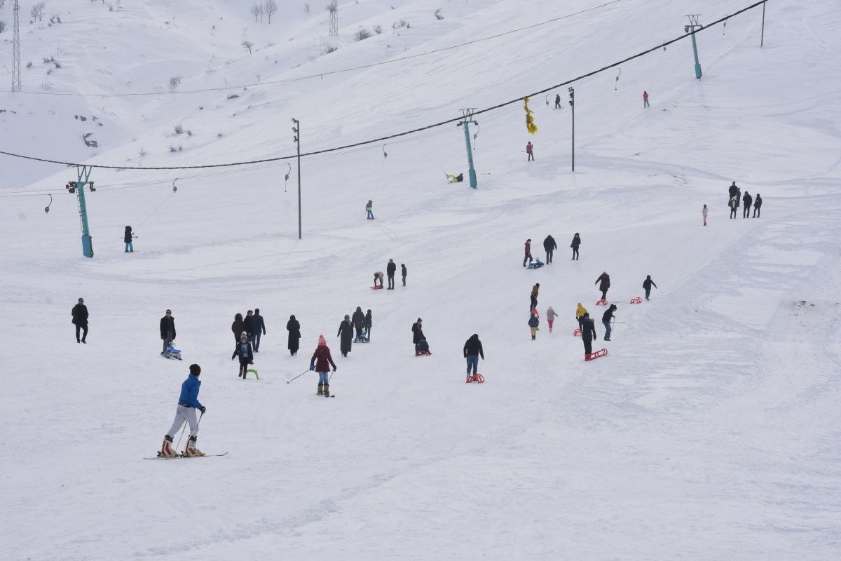 Bitlis’te kayak merkezleri, tatilcilerin akınına uğradı