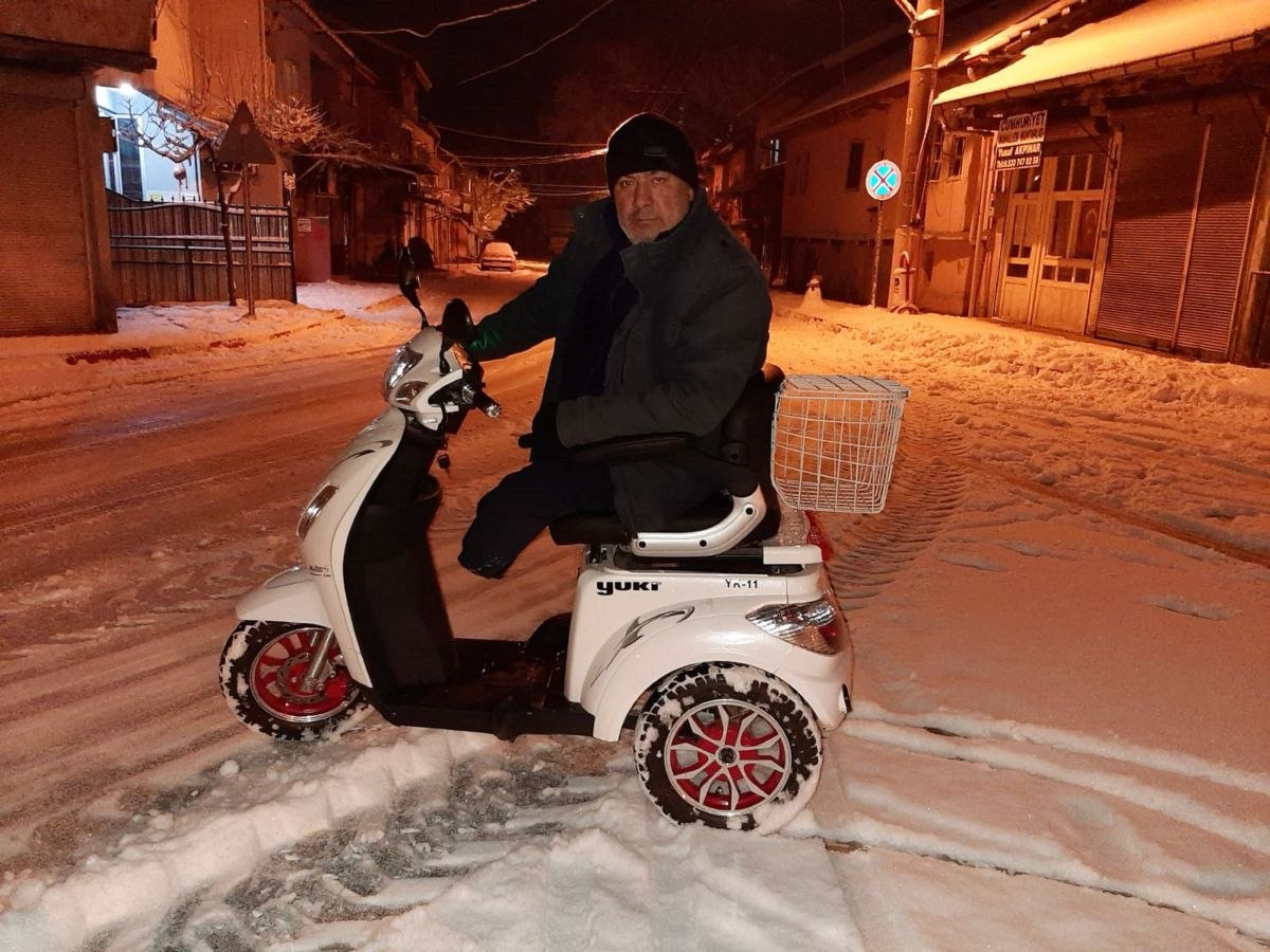 Afyonkarahisar'da akülü aracıyla karın tadını çıkardı
