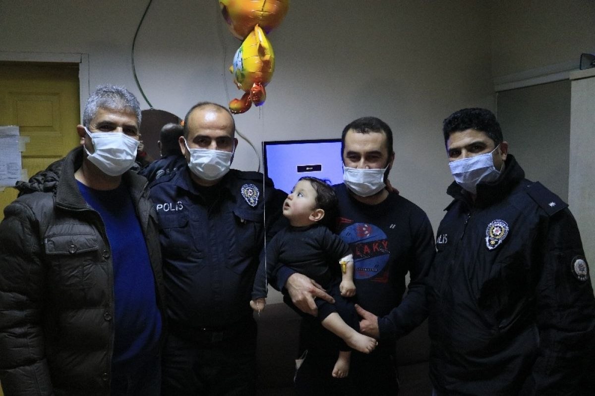 Adana'da Suriyeli bebeği ölümden polis kurtardı