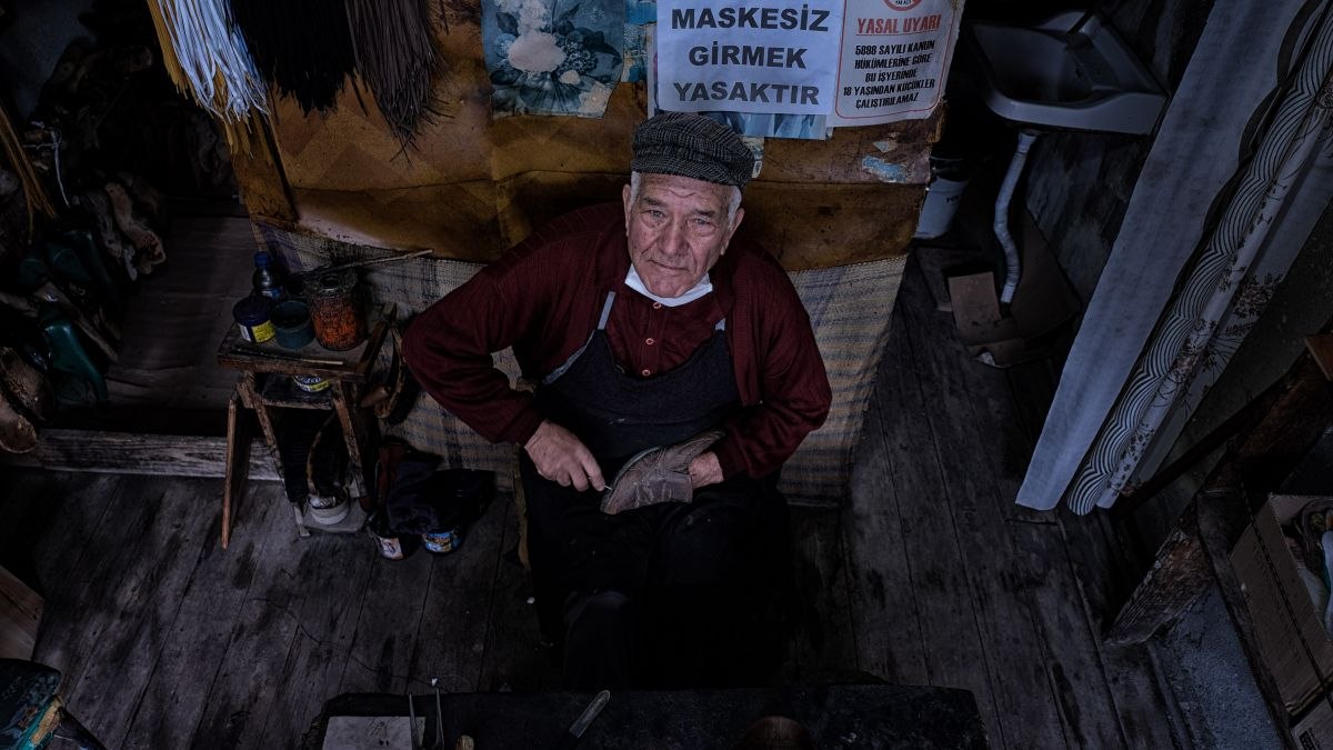 60 yıllık Konyalı kunduracı, tezgahıyla 3 kızına üniversite okuttu