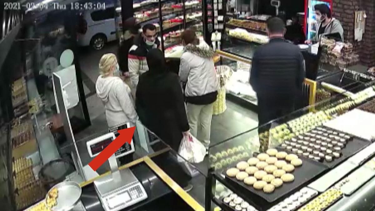 Esenler'de fırında kadının cep telefonu ve cüzdanını çaldılar