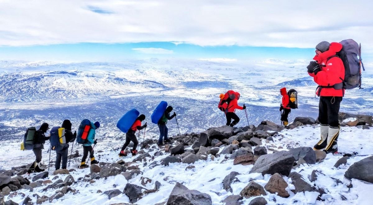 Ağrı Dağı'na çıkan dağcılar, tipi nedeniyle zirveye tırmanamadı