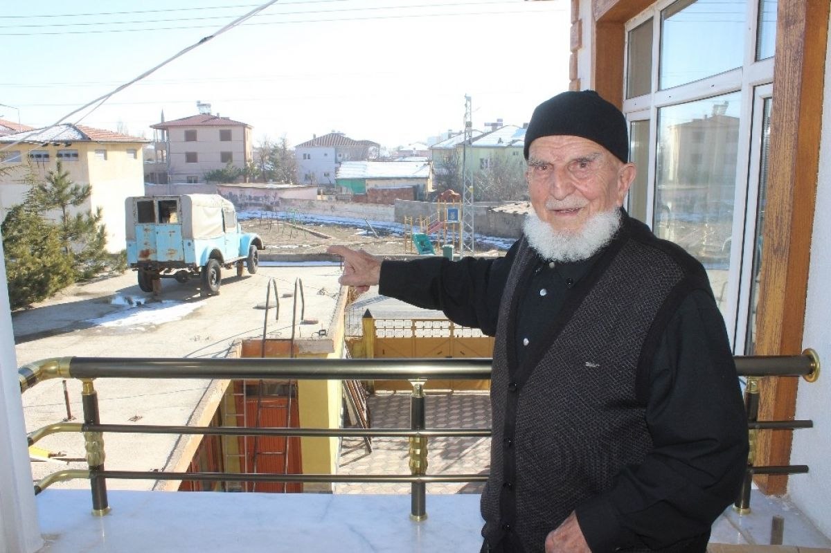 Kayserili Sami Dede, 50 yıllık aracını çatıya çıkardı