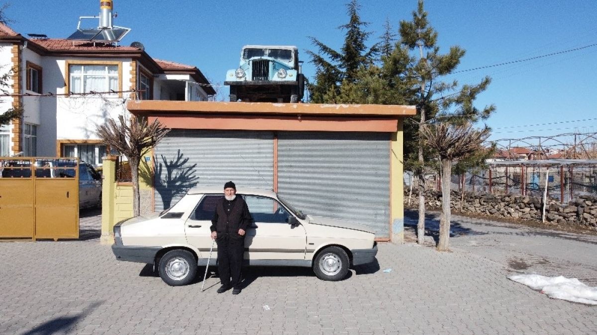 Kayserili Sami Dede, 50 yıllık aracını çatıya çıkardı