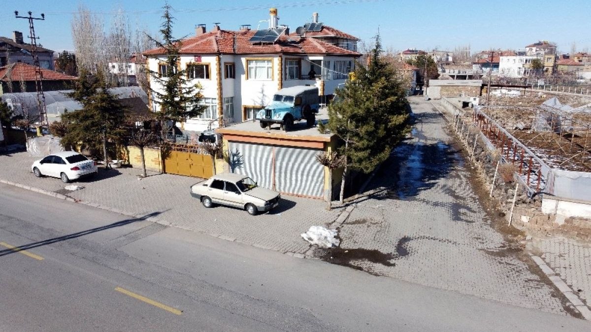 Kayserili Sami Dede, 50 yıllık aracını çatıya çıkardı