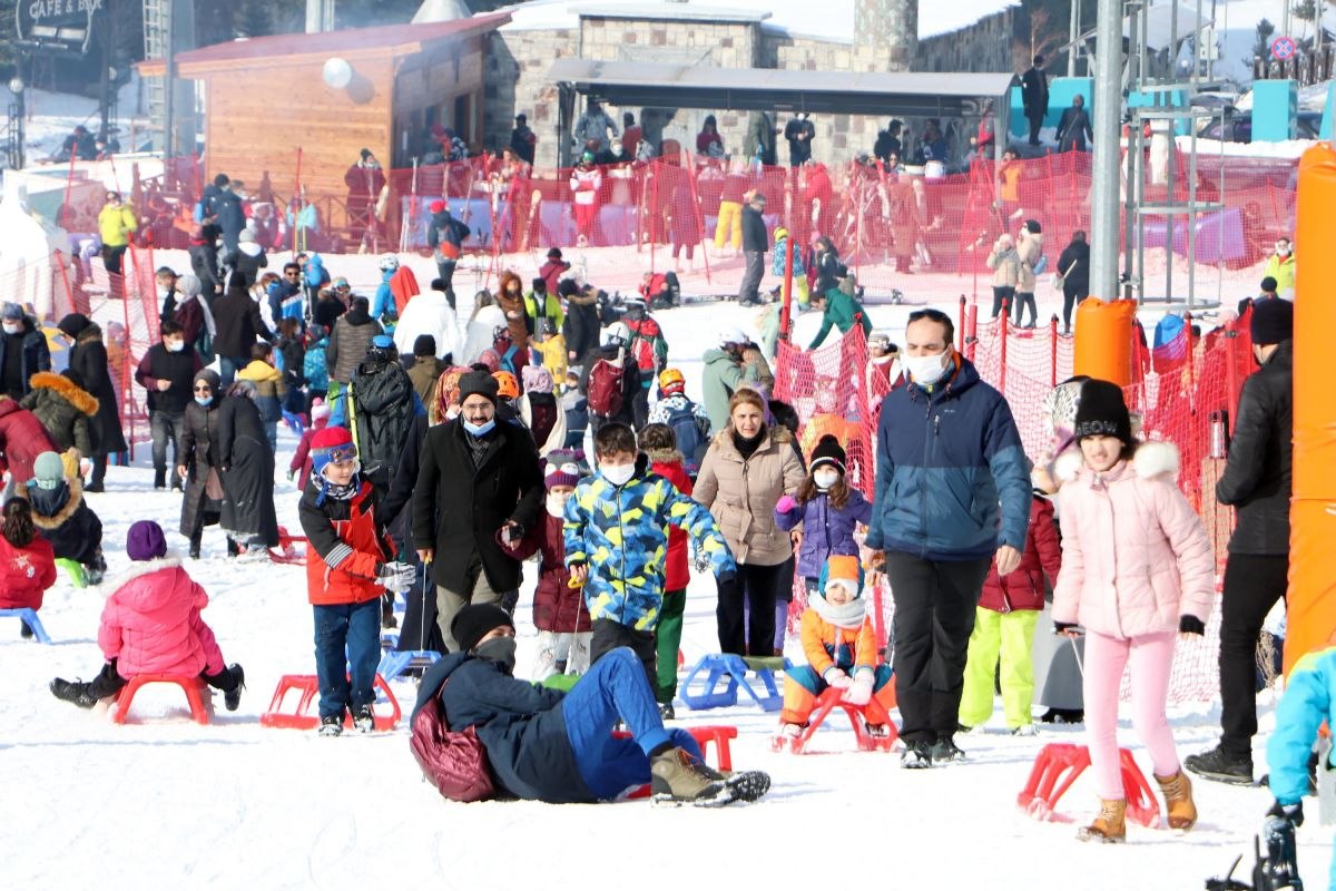 Palandöken pistlerinin yüzde 70'i tatilcilerle doldu