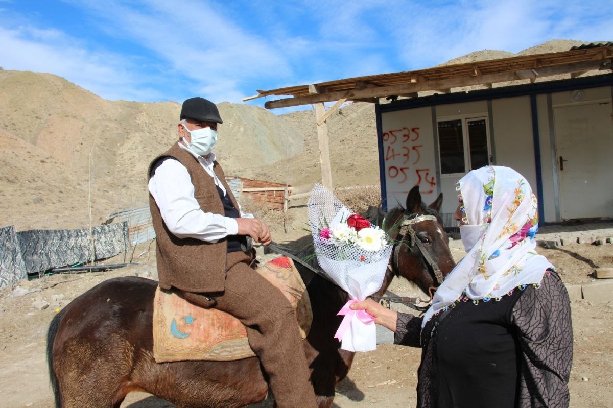 Erzurum'da eşine Sevgililer Günü hediyesini at üstünde getirdi