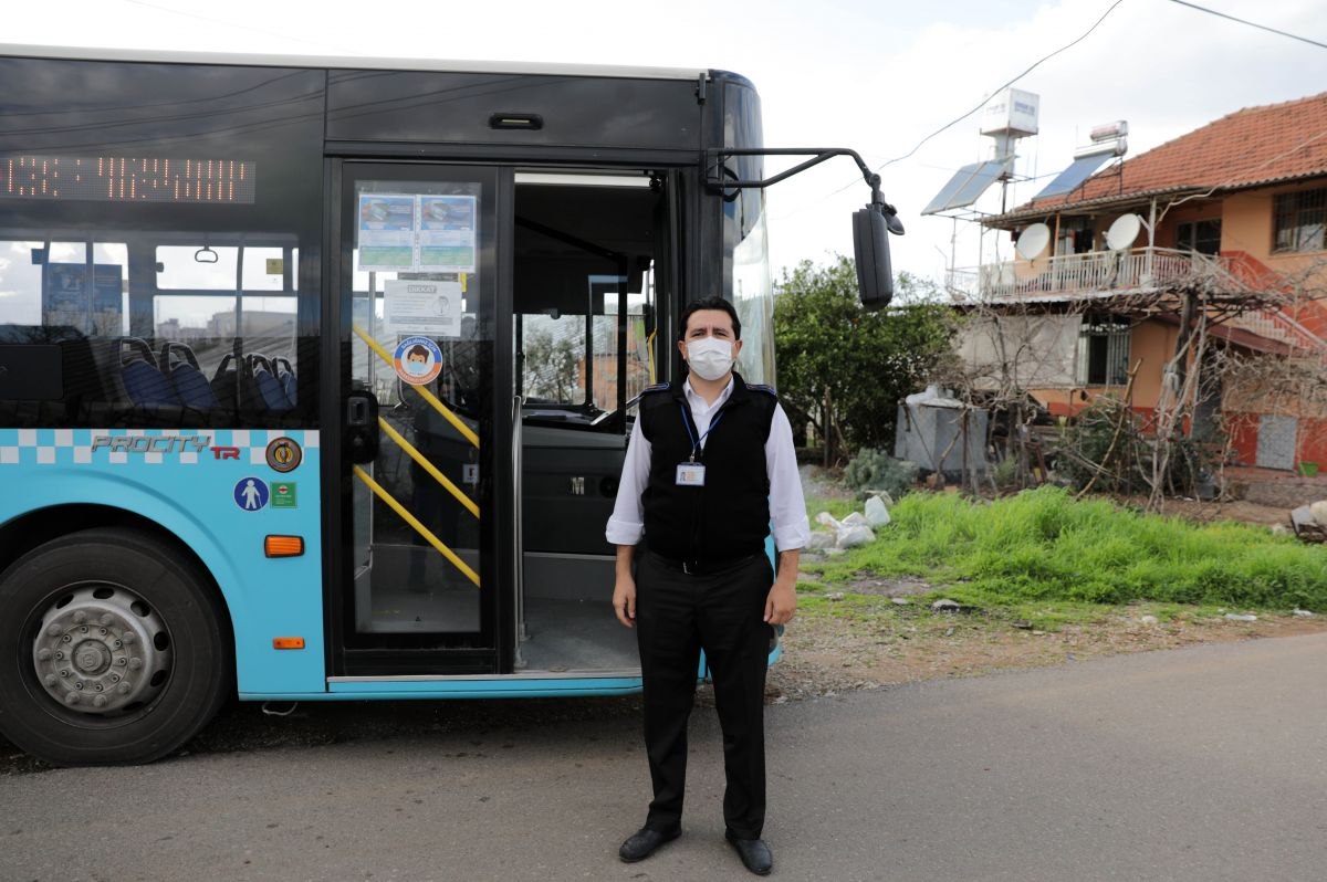 Antalya'da, evde çıkan yangına halk otobüsü şoförü müdahale etti