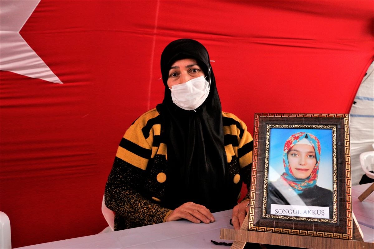 Diyarbakır'da evlat nöbetindeki anne: Aklınız başına gelsin, teslim olun
